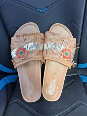 Manitobah Mukluks Wasaga Fringed Leather Slides, NWOT